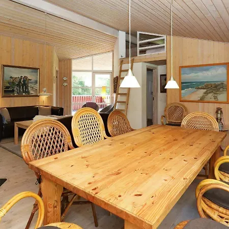 10 Person Holiday In *